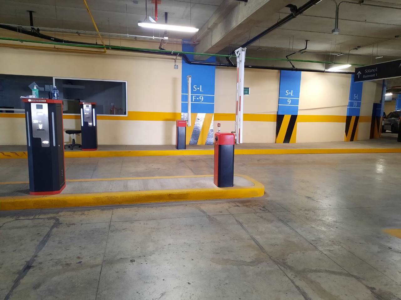 Entrada de estacionamiento automatizado
