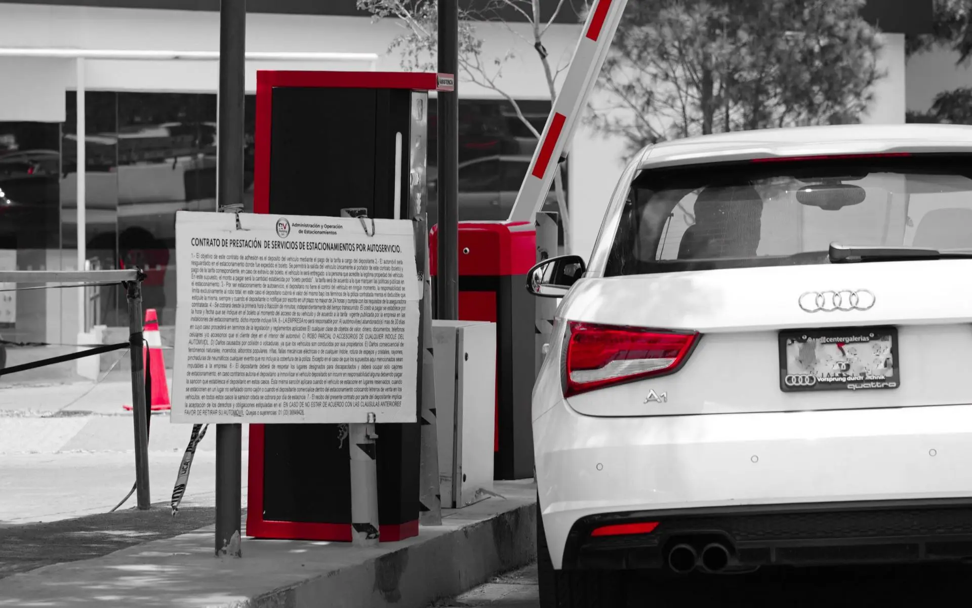 Cajero automatizado en estacionamiento